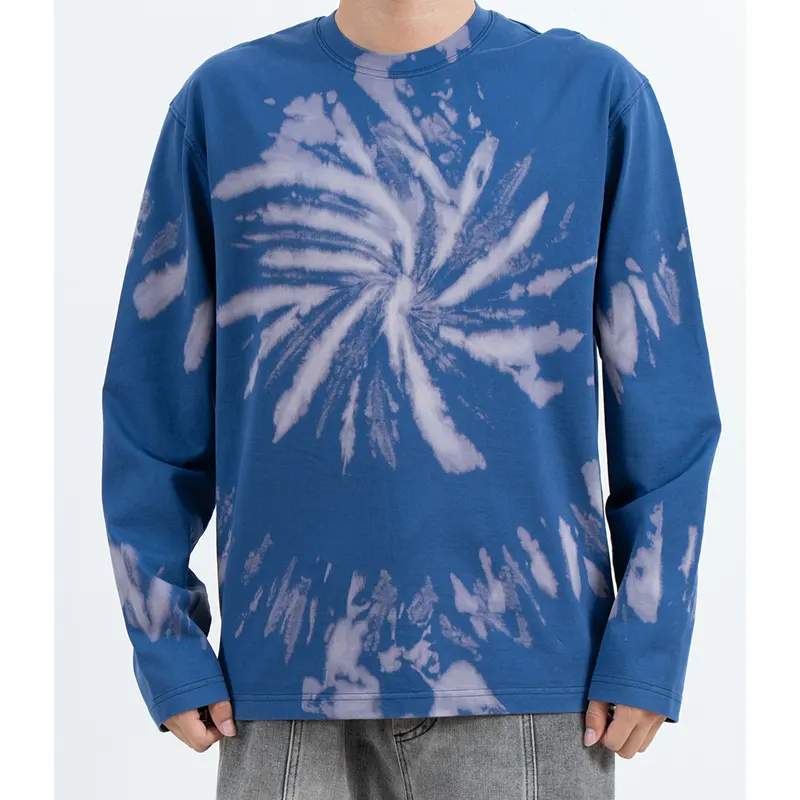 Niebieska koszulka z długim rękawem i efektem spiralnego tie-dye