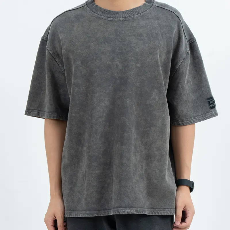 Grafitowy T-shirt oversize z efektem wyblakłego cętku i metką na rękawie