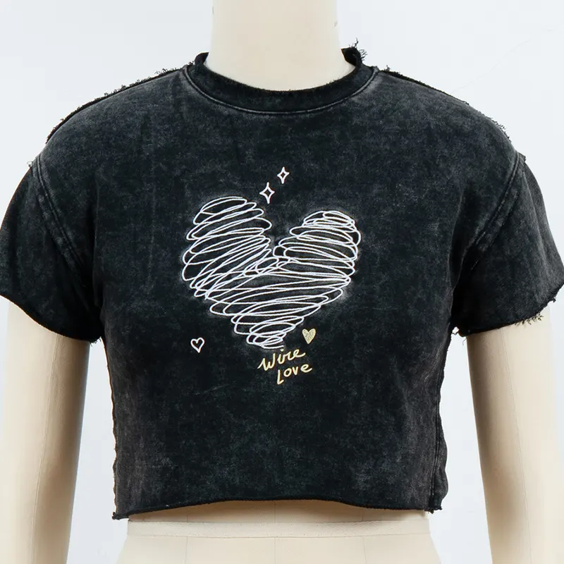 T-shirt z grafiką w kształcie serca i surowymi krawędziami