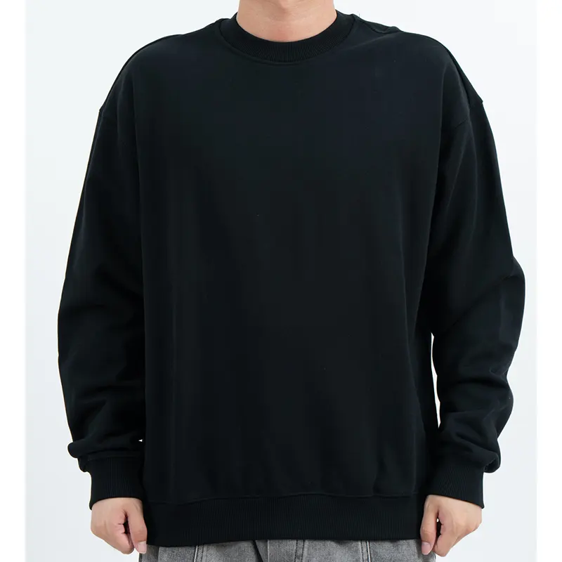 Czarna bluza oversize z okrągłym dekoltem i obniżonymi ramionami