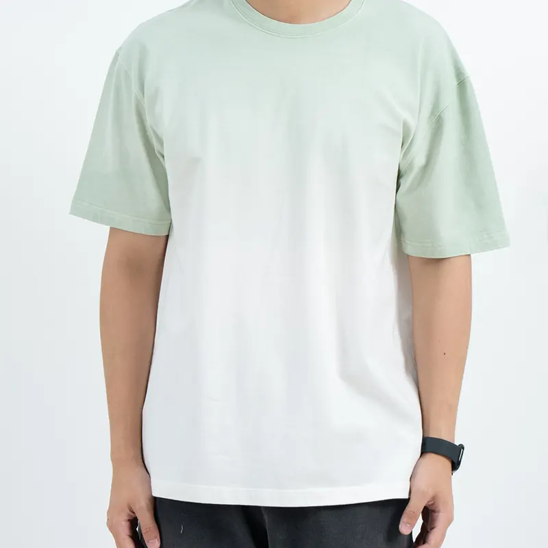Swobodny T-shirt w kolorze miętowo-białym w kolorze ombre z obniżonymi ramionami